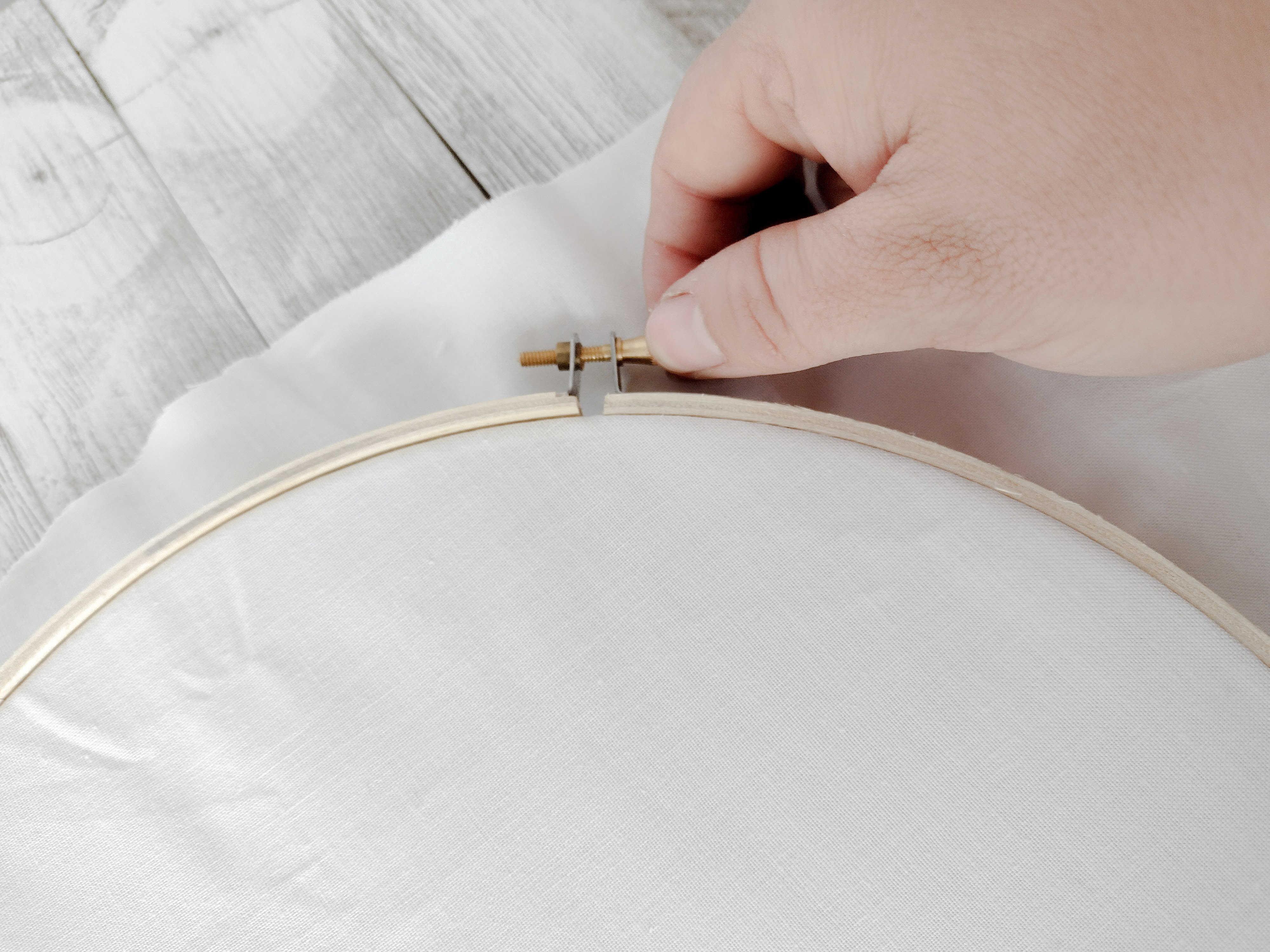 hot to put an embroidery hoop on