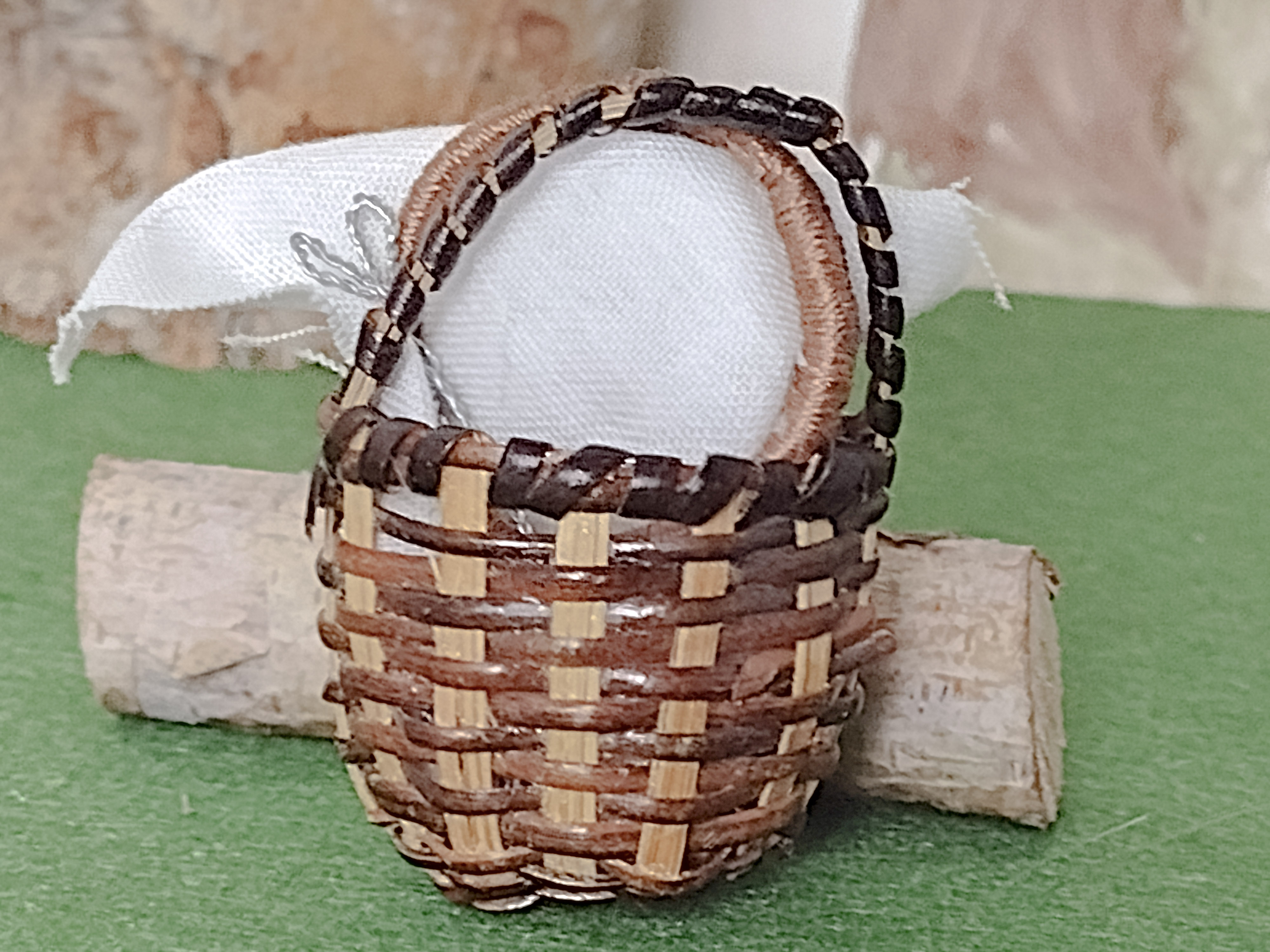 Tiny basket With Embroidery hoop, needle and siccors